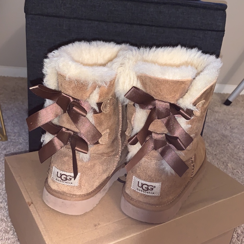 REAL UGG Bailey Bow II Boot in color Chestnut. Lightly worn, size 4 (kids)